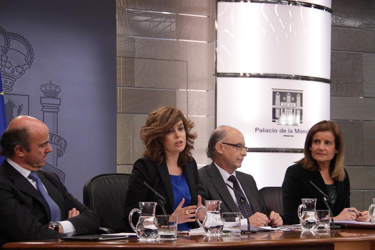 30/12/2011. Consejo de Ministros: Soraya Sáenz, Báñez, Montoro y De Guindos. La vicepresidenta del Gobierno, ministra de la Presidencia y Po...