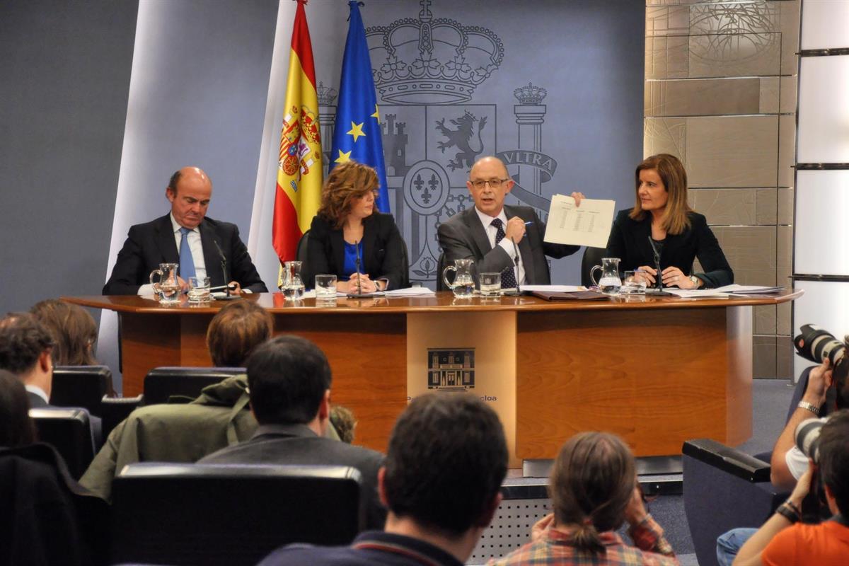 30/12/2011. Consejo de Ministros: Soraya Sáenz, Báñez, Montoro y De Guindos. La vicepresidenta del Gobierno, ministra de la Presidencia y Po...