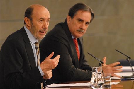 25/03/2011. Consejo de Ministros: Alfredo Pérez Rubalcaba y Valeriano Gómez. El vicepresidente primero, ministro del Interior y portavoz del...
