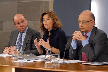 27/09/2012. Consejo de Ministros: Sáenz de Santamaría, Montoro y De Guindos. La vicepresidenta, ministra de la Presidencia y Portavoz, Soray...