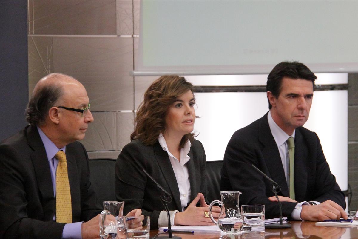 27/01/2012. Consejo de Ministros: Soraya Sáenz, Montoro y Soria. La vicepresidenta del Gobierno, ministra de la Presidencia y Portavoz, Sora...