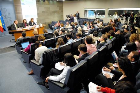 27/04/2012. Consejo de Ministros: Soraya Sáenz, Báñez y De Guindos. La vicepresidenta del Gobierno, ministra de la Presidencia y Portavoz, S...