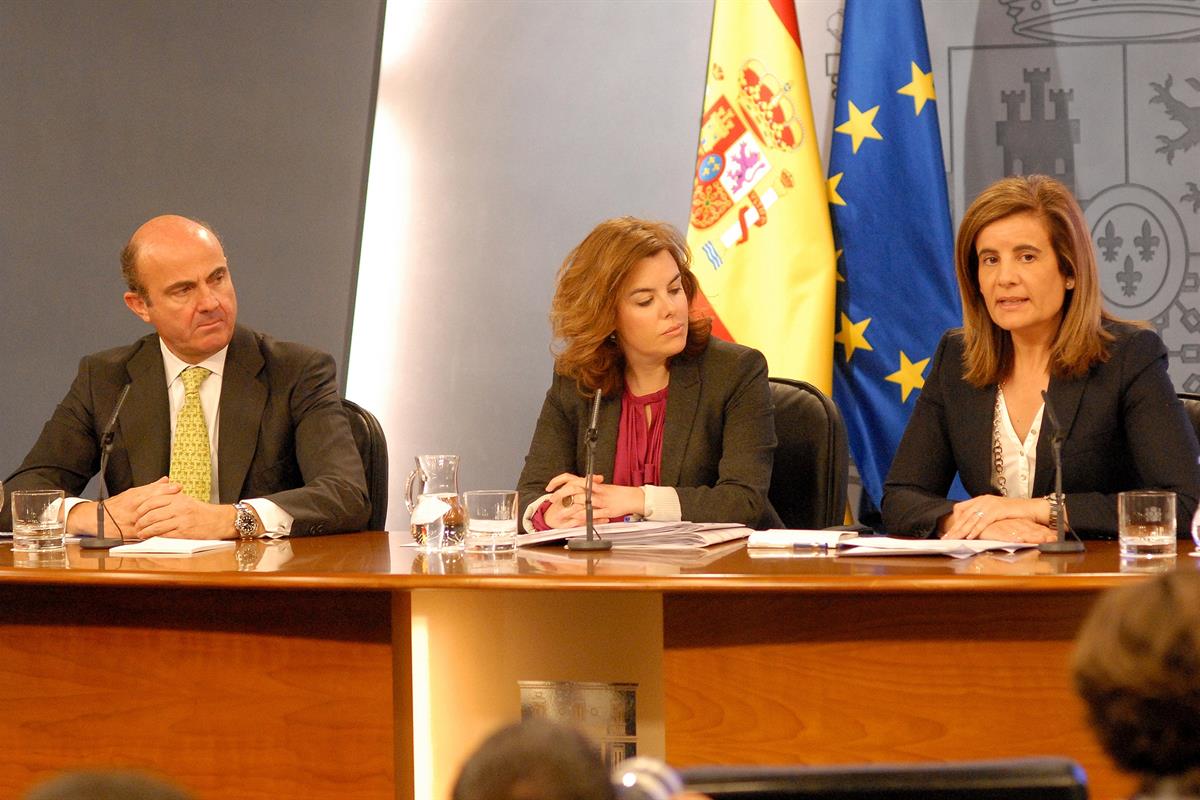 27/04/2012. Consejo de Ministros: Soraya Sáenz, Báñez y De Guindos. La vicepresidenta del Gobierno, ministra de la Presidencia y Portavoz, S...