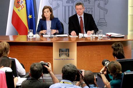 19/07/2013. Consejo de Ministros: Sáenz de Santamaría y Ruiz Gallardón. La vicepresidenta, ministra de la Presidencia y Portavoz, Soraya Sáe...