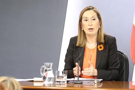 5/04/2013. Consejo de Ministros: Sáenz de Santamaría, Pastor y Mato. La ministra de Fomento, Ana Pastor, durante la rueda de prensa posterio...