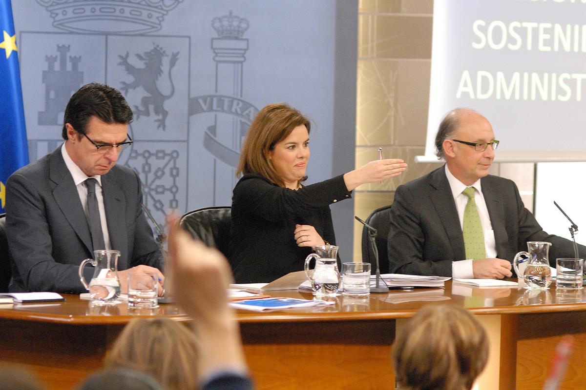 15/02/2013. Consejo de Ministros: Sáenz de Santamaría, Montoro y Soria. La vicepresidenta, ministra de la Presidencia y Portavoz, Soraya Sáe...