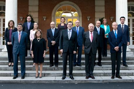 3/10/2014. Foto de familia del nuevo Ejecutivo de Mariano Rajoy. El Presidente del Gobierno, Mariano Rajoy, junto al nuevo Ejecutivo.
