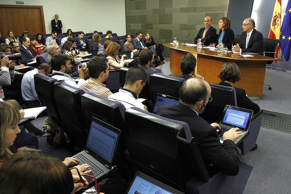 26/09/2014. Consejo de Ministros: Sáenz de Santamaría, De Guindos y Montoro. Imagen de la sala de prensa durante la intervención de la vicep...