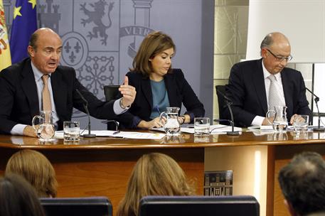 26/09/2014. Consejo de Ministros: Sáenz de Santamaría, De Guindos y Montoro. La vicepresidenta del Gobierno, ministra de la Presidencia y po...