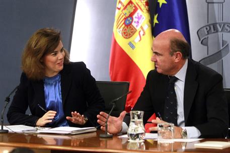 28/11/2014. Consejo de Ministros: Sáenz de Santamaría y de Guindos. La vicepresidenta del Gobierno, ministra de la Presidencia y portavoz de...