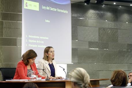8/05/2015. Consejo de Ministros: Sáenz de Santamaría, Pastor. La vicepresidenta del Gobierno, Soraya Sáenz de Santamaría, y la Ministra de F...