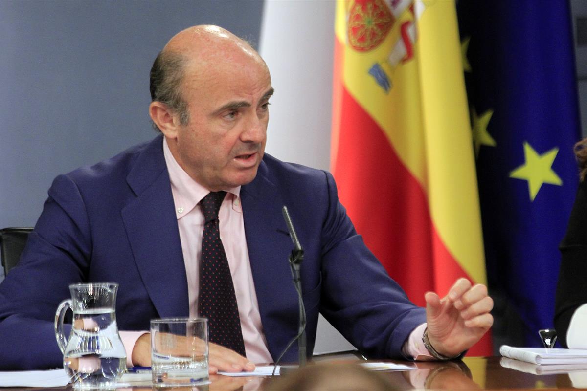 10/07/2015. Consejo de Ministros: Sáenz de Santamaría, De Guindos y Montoro. El ministro de Economía y Competitividad, Luis de Guindos, dura...