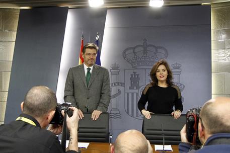 11/12/2015. Consejo de Ministros: Sáenz de Santamaría y Rafael Catalá. La vicepresidenta, Soraya Sáenz de Santamaría, junto al ministro de J...