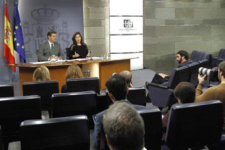 11/12/2015. Consejo de Ministros: Sáenz de Santamaría y Rafael Catalá. La vicepresidenta, Soraya Sáenz de Santamaría, junto al ministro de J...