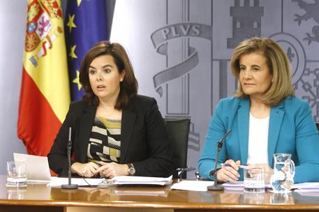 13/11/2015. Consejo de Ministros: Sáenz de Santamaría y Báñez. La vicepresidenta del Gobierno, Soraya Sáenz de Santamaría, junto a la minist...