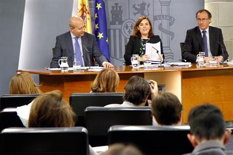 14/05/2015. Consejo de Ministros: Sáenz de Santamaría, Alonso y Wert. La vicepresidenta del Gobierno, Soraya Sáenz de Santamaría, el ministr...