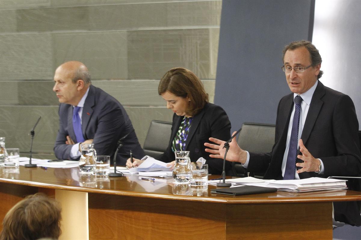 14/05/2015. Consejo de Ministros: Sáenz de Santamaría, Alonso y Wert. La vicepresidenta del Gobierno, Soraya Sáenz de Santamaría, el ministr...