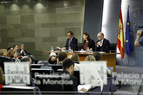 20/11/2015. Consejo de Ministros: Sáenz de Santamaría, Montoro y Alonso. La vicepresidenta del Gobierno, Soraya Sáenz de Santamaría, junto a...