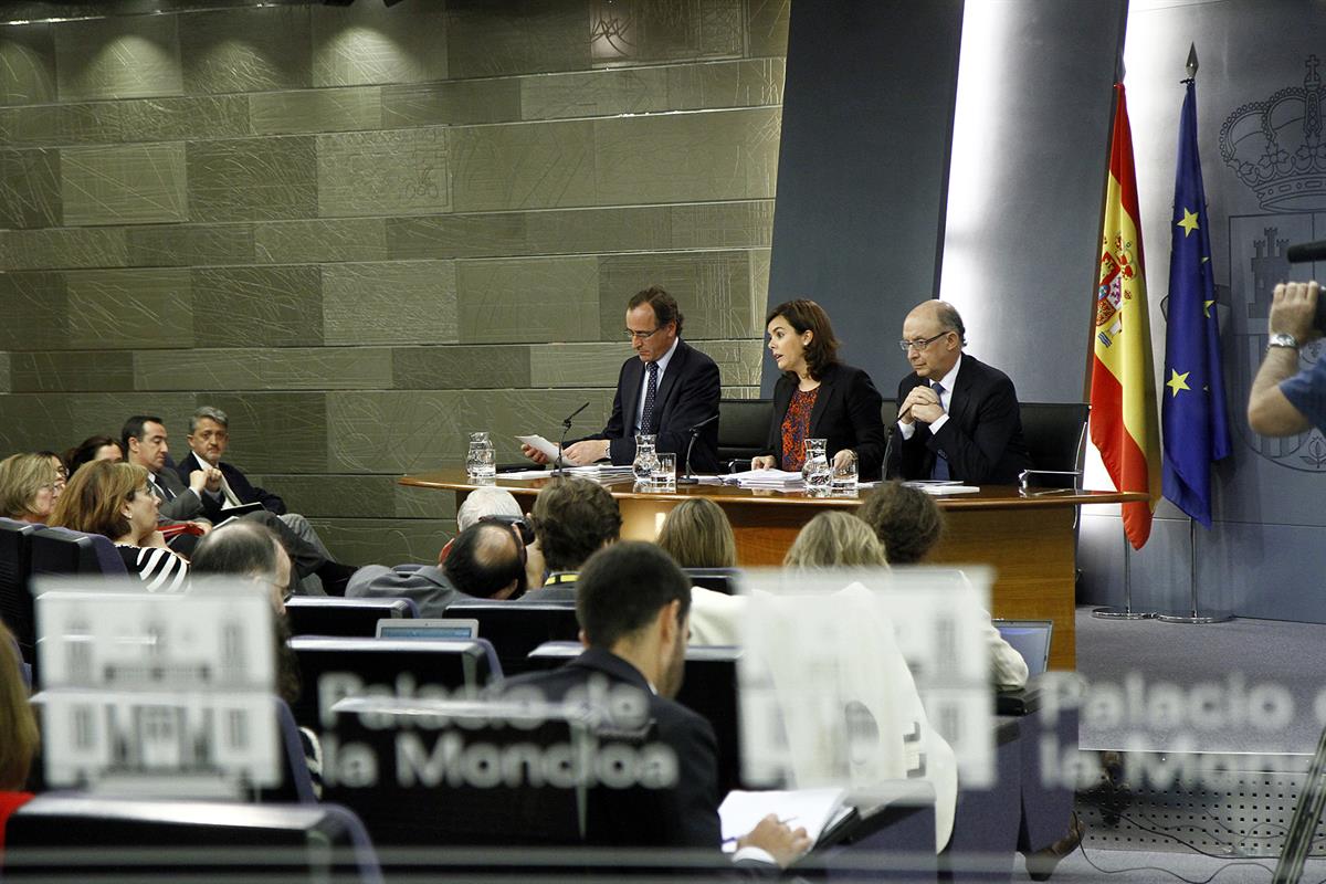 20/11/2015. Consejo de Ministros: Sáenz de Santamaría, Montoro y Alonso. La vicepresidenta del Gobierno, Soraya Sáenz de Santamaría, junto a...