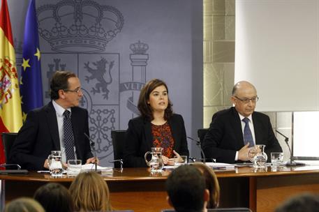20/11/2015. Consejo de Ministros: Sáenz de Santamaría, Montoro y Alonso. La vicepresidenta del Gobierno, Soraya Sáenz de Santamaría, junto a...