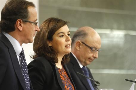 20/11/2015. Consejo de Ministros: Sáenz de Santamaría, Montoro y Alonso. La vicepresidenta del Gobierno, Soraya Sáenz de Santamaría, junto a...