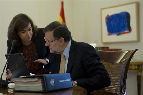 20/11/2015. Consejo de Ministros. El presidente del Gobierno, Mariano Rajoy, junto a la vicepresidenta, ministra de la presidencia y portavo...