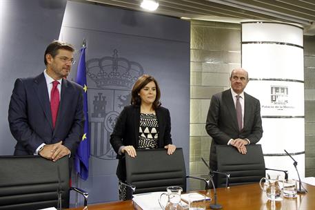 27/11/2015. Consejo de Ministros: Sáenz de Santamaría, Catalá y De Guindos. La vicepresidenta del Gobierno, Soraya Sáenz de Santamaría, junt...