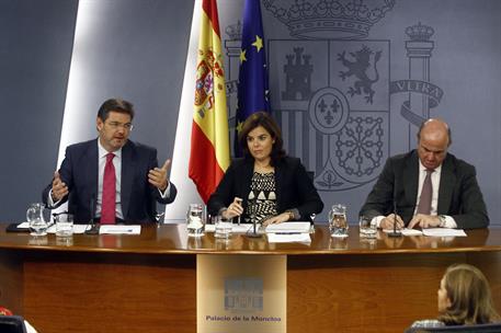 27/11/2015. Consejo de Ministros: Sáenz de Santamaría, Catalá y De Guindos. La vicepresidenta del Gobierno, Soraya Sáenz de Santamaría, junt...