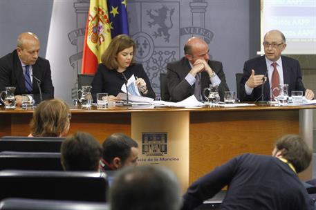 30/04/2015. Consejo de Ministros: Sáenz de Santamaría, De Guindos, Montoro y Wert. La vicepresidenta del Gobierno, ministra de la Presidenci...