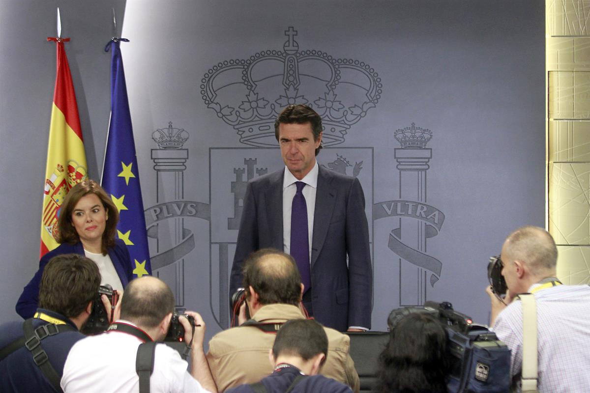 9/10/2015. Consejo de Ministros: Sáenz de Santamaría y Soria. La vicepresidenta del Gobierno, Soraya Sáenz de Santamaría, y el ministro de I...