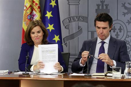 9/10/2015. Consejo de Ministros: Sáenz de Santamaría y Soria. La vicepresidenta del Gobierno, Soraya Sáenz de Santamaría, y el ministro de I...