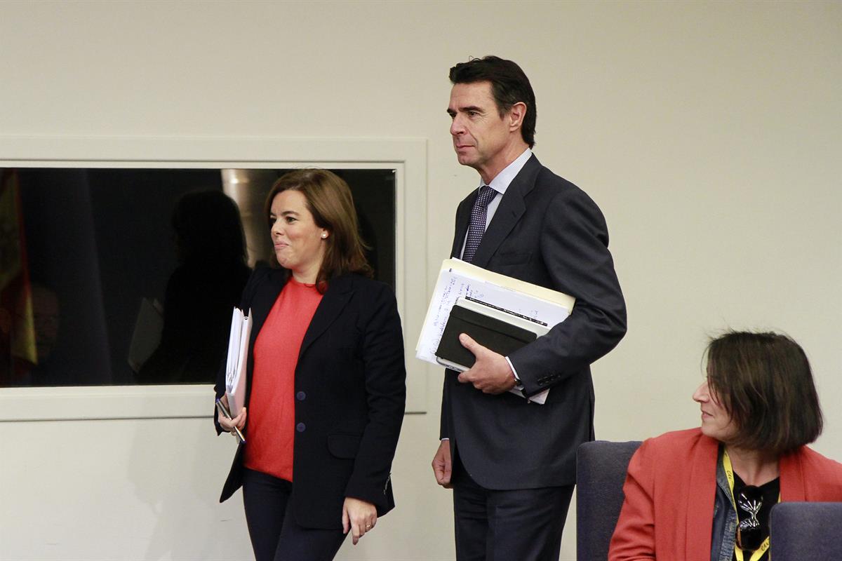 16/10/2015. Consejo de Ministros: Sáenz de Santamaría y Soria. La vicepresidenta del Gobierno, Soraya Sáenz de Santamaría, y el ministro de ...