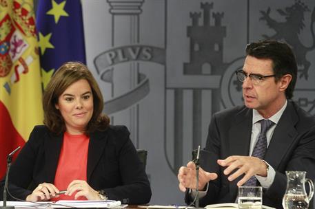 16/10/2015. Consejo de Ministros: Sáenz de Santamaría y Soria. La vicepresidenta del Gobierno, Soraya Sáenz de Santamaría, y el ministro de ...
