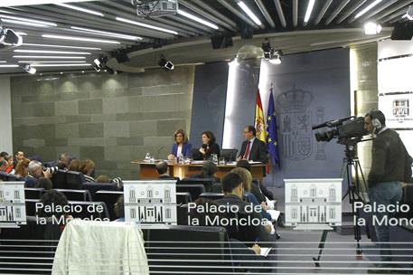 23/10/2015. Consejo de Ministros: Sáenz de Santamaría, Báñez y Alonso. La vicepresidenta del Gobierno, Soraya Sáenz de Santamaría, junto a l...