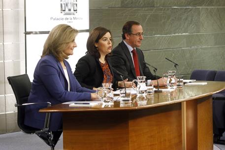 23/10/2015. Consejo de Ministros: Sáenz de Santamaría, Báñez y Alonso. La vicepresidenta del Gobierno, Soraya Sáenz de Santamaría, junto a l...