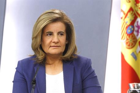 23/10/2015. Consejo de Ministros: Sáenz de Santamaría, Báñez y Alonso. La ministra de Empleo y Seguridad Social, Fátima Báñez, en un momento...