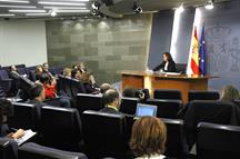 Soraya Sáenz de Santamaría recibiendo la medalla (Foto: Pool Moncloa)