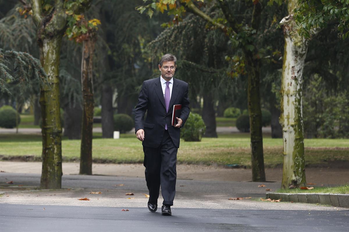 4/11/2016. Gobierno de la XII Legislatura. El ministro de Justicia, Rafael Catalá, a su llegada a la reunión del Consejo de Ministros en La Moncloa.