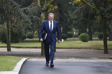 4/11/2016. Gobierno de la XII Legislatura. El ministro de Educación, Cultura y Deporte y portavoz del Gobierno, Íñigo Méndez de Vigo, a su l...