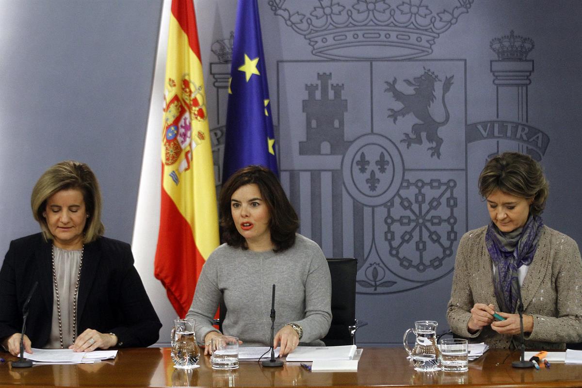8/01/2016. Consejo de Ministros: Sáenz de Santamaría, Báñez y Tejerina. La vicepresidenta del Gobierno, Soraya Sáenz de Santamaría, junto a ...