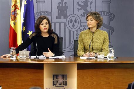 15/01/2016. Consejo de Ministros: Sáenz de Santamaría y García Tejerina. La vicepresidenta del Gobierno, Soraya Sáenz de Santamaría, junto a...