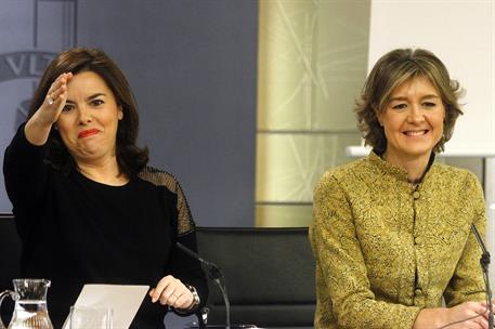 15/01/2016. Consejo de Ministros: Sáenz de Santamaría y García Tejerina. La vicepresidenta del Gobierno, Soraya Sáenz de Santamaría, junto a...