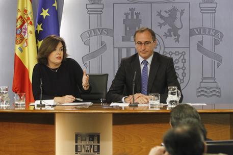 17/06/2016. Consejo de Ministros: Sáenz de Santamaría y Alonso. La vicepresidenta del Gobierno en funciones, Soraya Sáenz de Santamaría, jun...