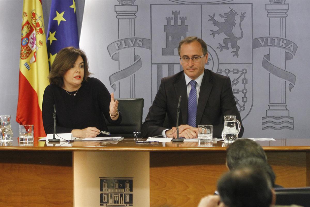 17/06/2016. Consejo de Ministros: Sáenz de Santamaría y Alonso. La vicepresidenta del Gobierno en funciones, Soraya Sáenz de Santamaría, jun...