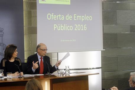 18/03/2016. Consejo de Ministros: Sáenz de Santamaría y Montoro. La vicepresidenta del Gobierno en funciones, Soraya Sáenz de Santamaría, y ...