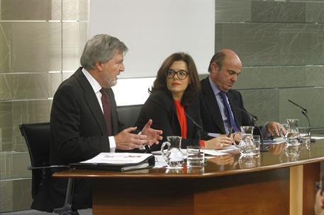 22/01/2016. Consejo de Ministros: Sáenz de Santamaría, De Guindos y Méndez de Vigo. La vicepresidenta del Gobierno, Soraya Sáenz de Santamar...