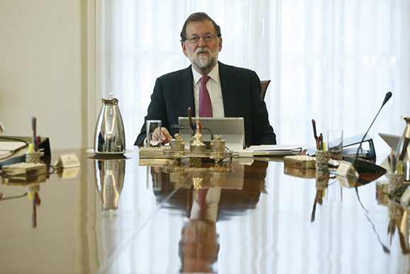 16/08/2017. Consejo de Ministros extraordinario. El presidente del Gobierno, Mariano Rajoy, durante el Consejo de Ministros extraordinario r... 16/08/2017. Consejo de Ministros extraordinario. El presidente del Gobierno, Mariano Rajoy, durante el Consejo de Ministros extraordinario r...