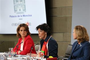 Las ministras Teresa Ribera, Isabel Celaá y Nadia Calviño