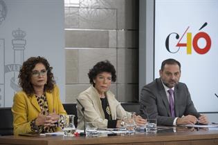 La ministra de Hacienda, María Jesús Montero, la portavoz del Gobierno, Isabel Celaá, y el ministro de Fomento. José Luis Ábalos