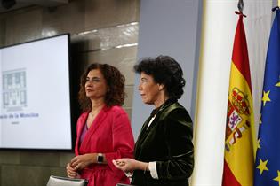 Isabel Celaá y María Jesús Montero, en la rueda de prensa posterior al Consejo de Ministros